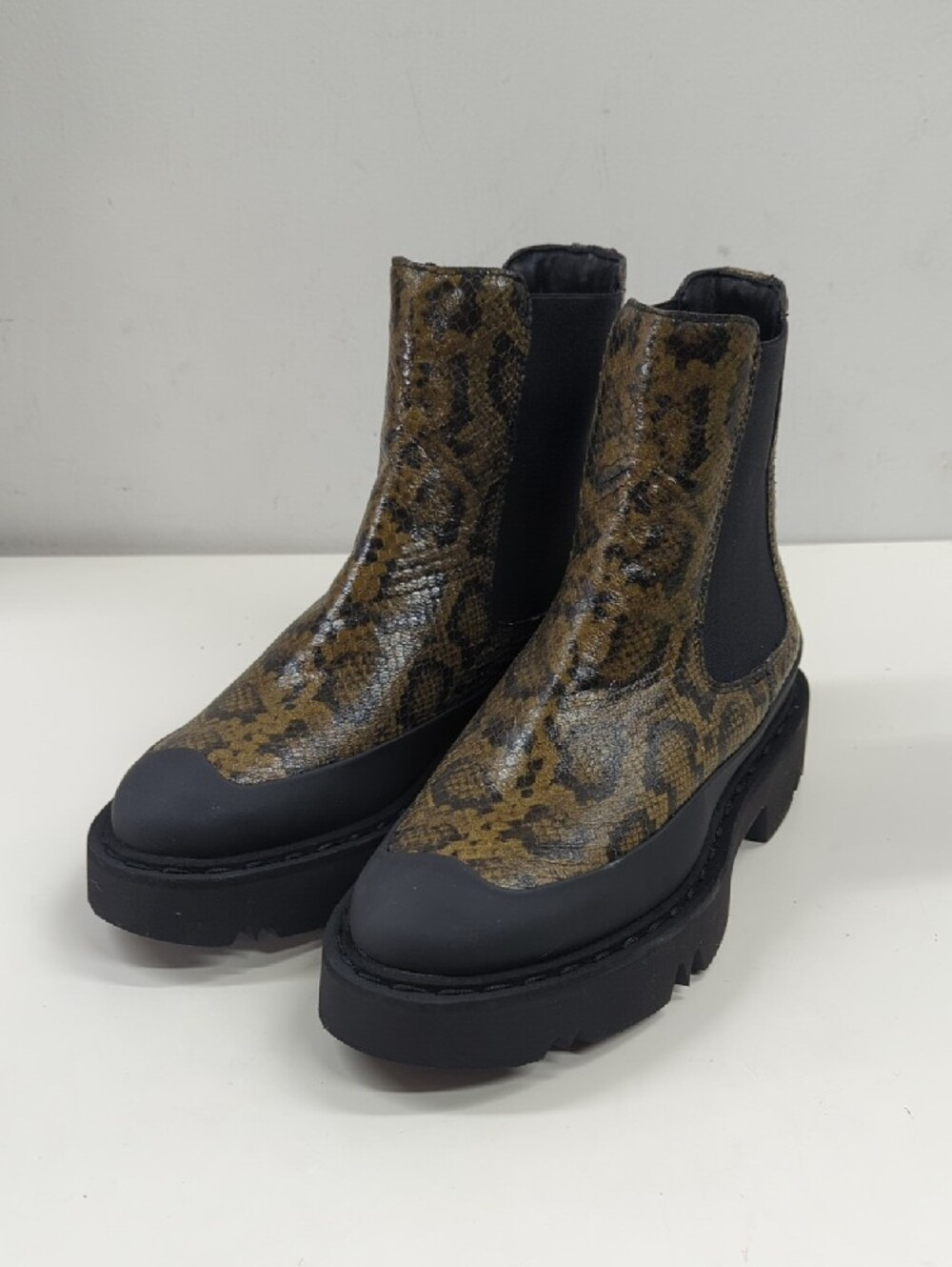 New Aquatalia Holly Snake Print Lug Sole Chelsea Ankle Boots Size 6